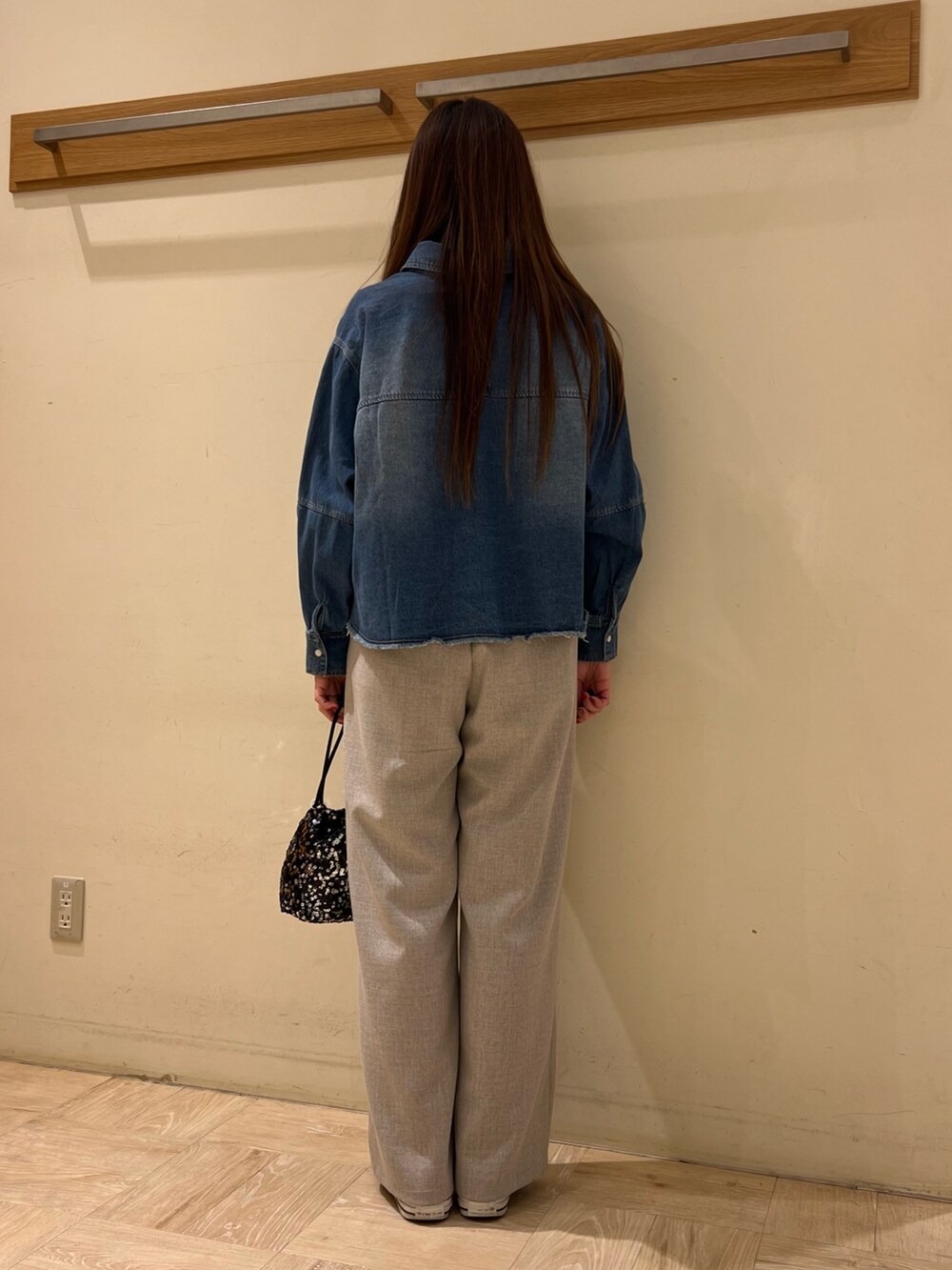 ベージュ系のその他パンツ、ブルー系のシャツ/ブラウス、ブラック系のショルダーバッグを着用したレディースの冬コーディネートの4枚目の写真