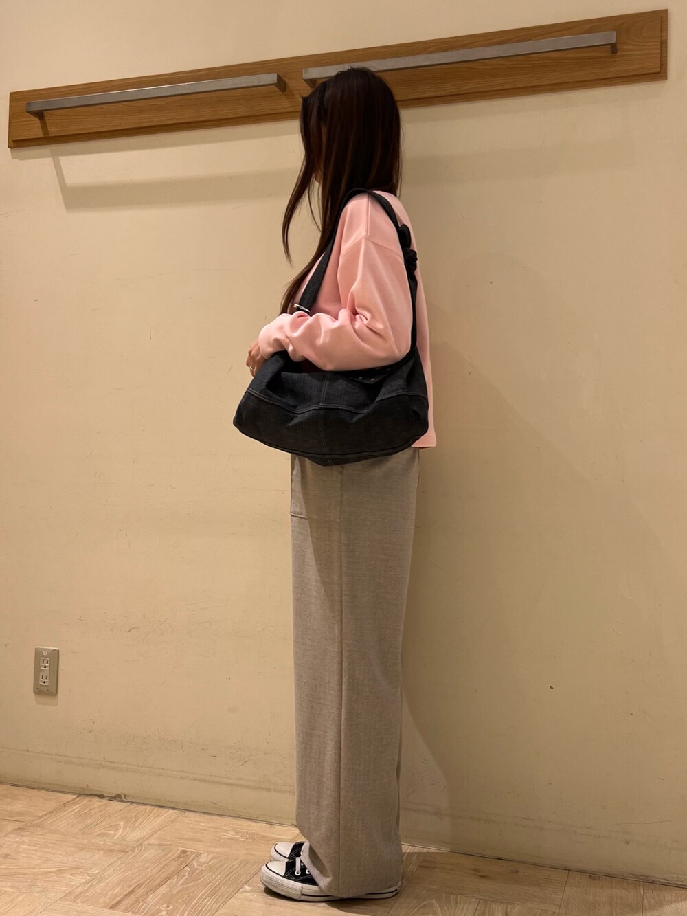 ベージュ系のその他パンツ、ピンク系のスウェット、ブラック系のショルダーバッグを着用したレディースの冬コーディネートの3枚目の写真
