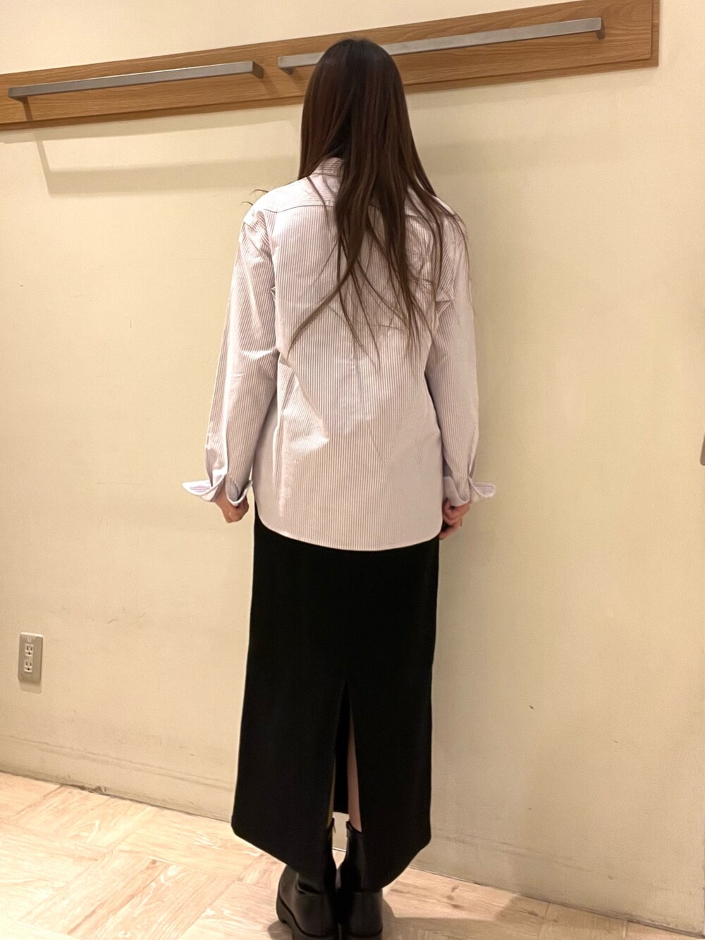 パープル系のシャツ/ブラウス、ブラック系のスカートを着用したレディースの春コーディネートの5枚目の写真