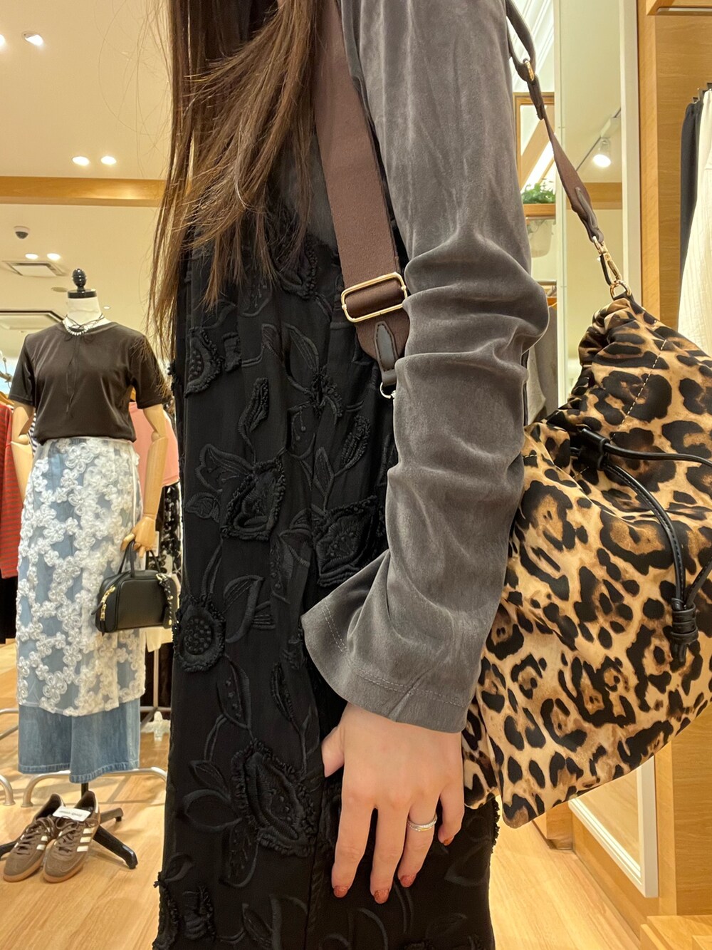 ブラウン系のTシャツ/カットソー、ブラック系のサロペット/オーバーオール、ブラウン系のショルダーバッグを着用したレディースの秋コーディネートの5枚目の写真