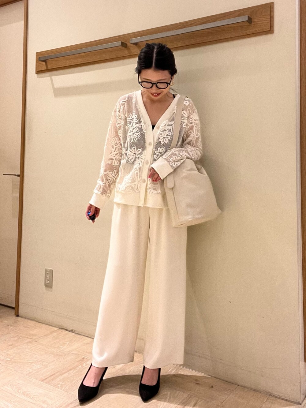 ホワイト系のカーディガン/ボレロ、ホワイト系のその他パンツ、ホワイト系のショルダーバッグを着用したレディースの春コーディネートの2枚目の写真