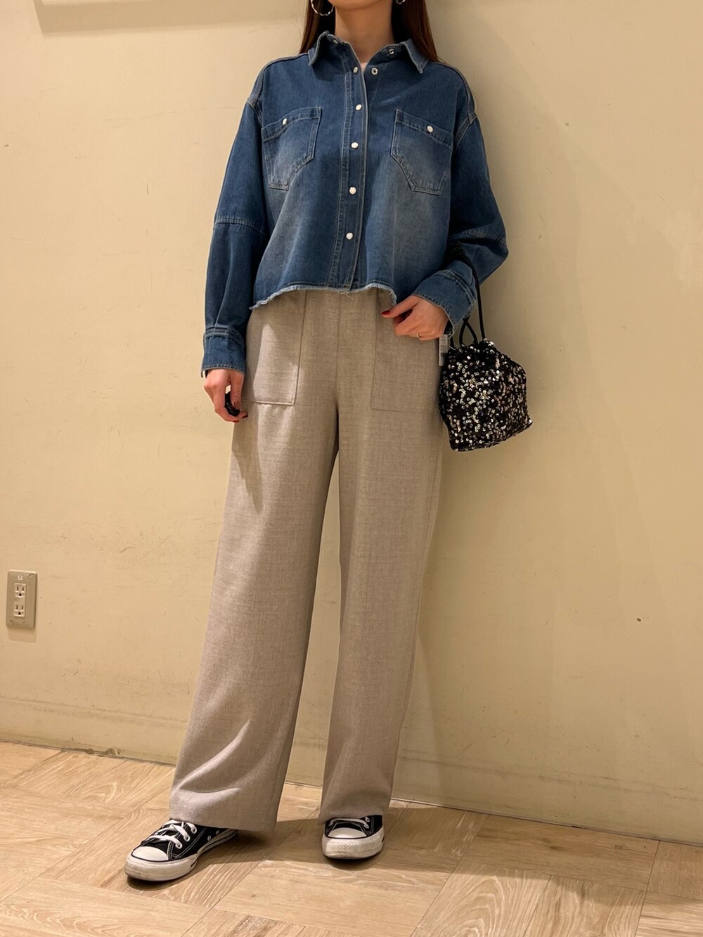 ベージュ系のその他パンツ、ブルー系のシャツ/ブラウス、ブラック系のショルダーバッグを着用したレディースの冬コーディネートの2枚目の写真