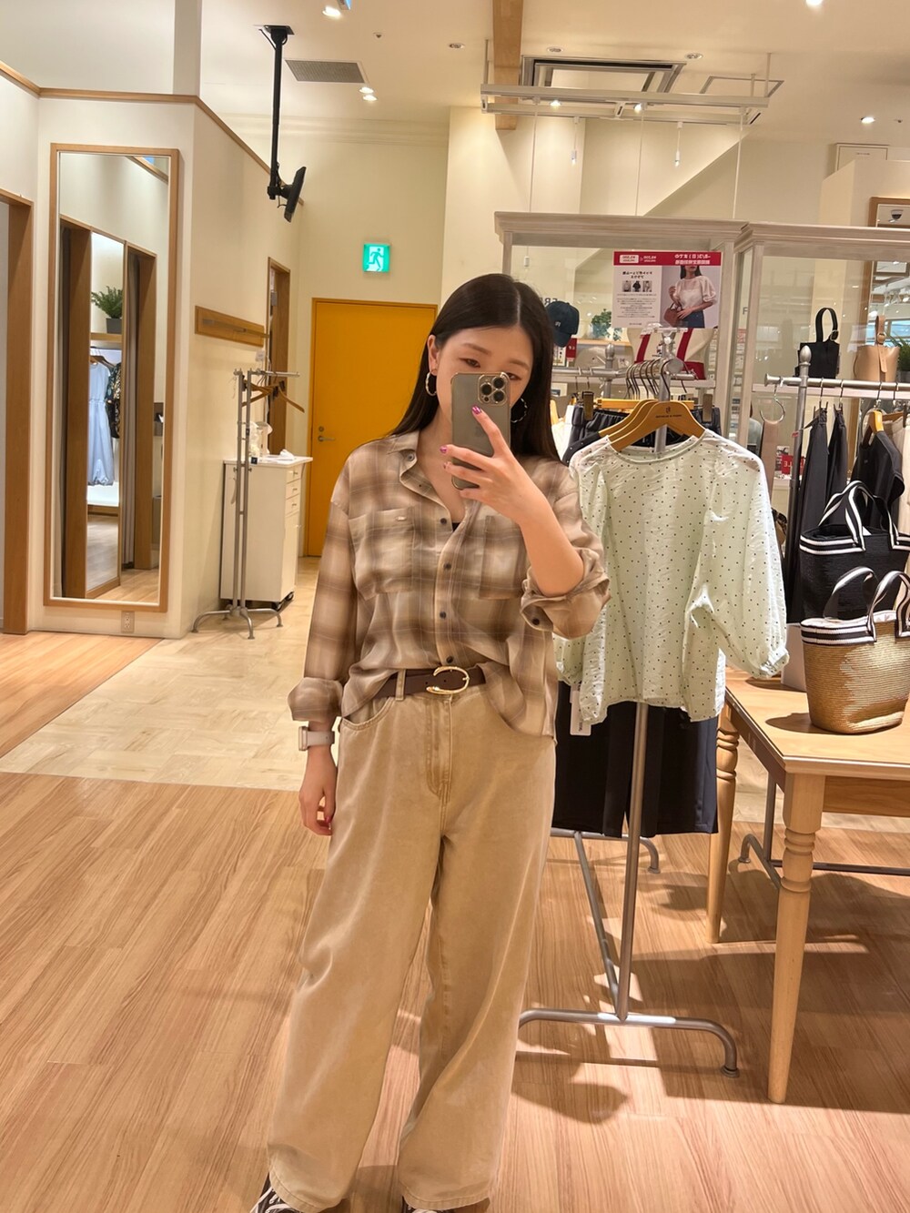 ベージュ系のデニムパンツ、ベージュ系のシャツ/ブラウス、ブラウン系のベルトを着用したレディースの夏コーディネートの4枚目の写真