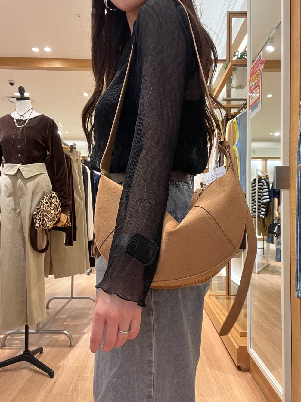 ブラック系のシャツ/ブラウス、ベージュ系のデニムパンツ、イエロー系のショルダーバッグを着用したレディースの秋コーディネートの5枚目の写真