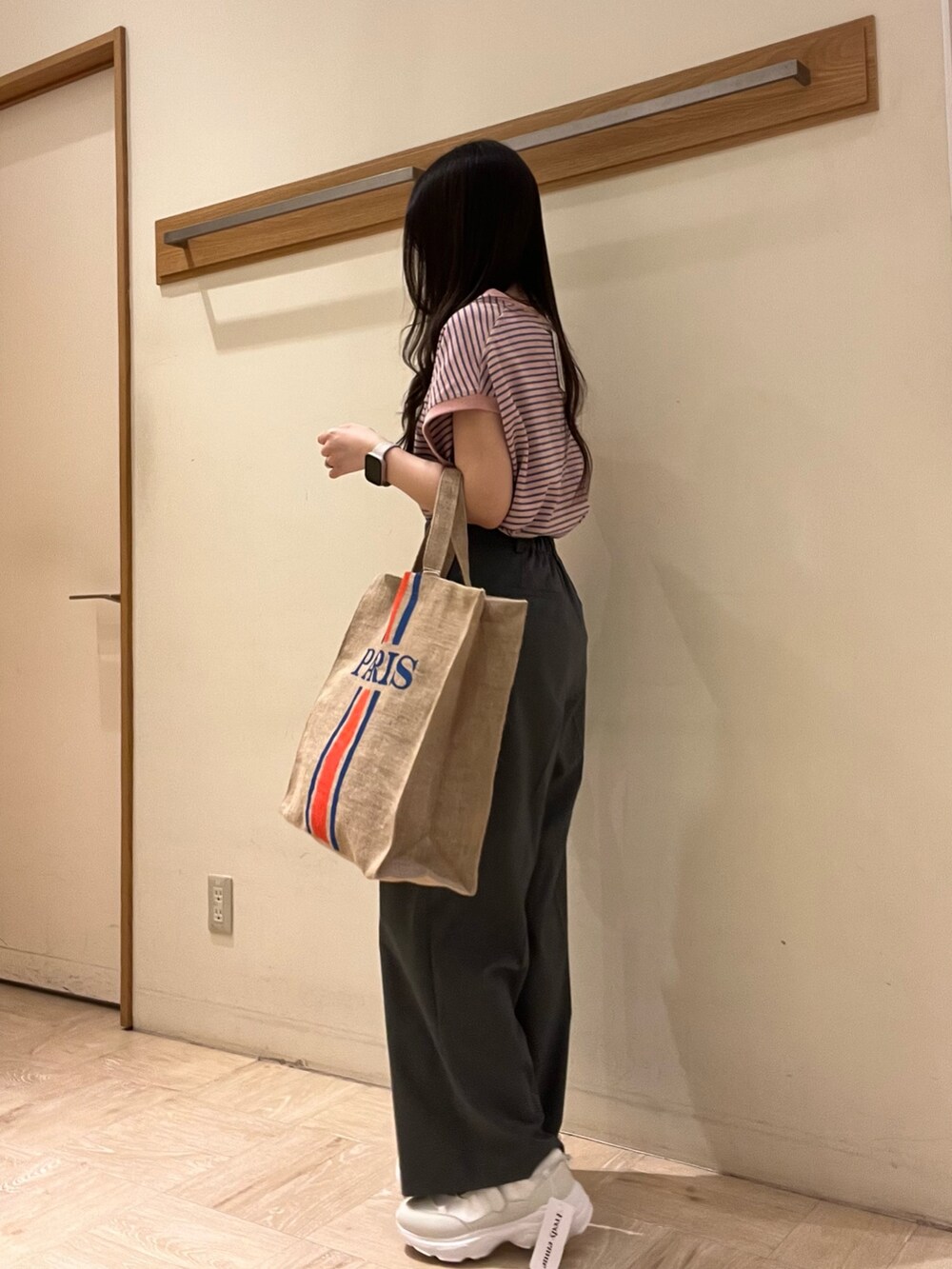 ホワイト系のTシャツ/カットソー、グレー系のスラックス、ブラック系のトートバッグを着用したレディースの夏コーディネートの5枚目の写真