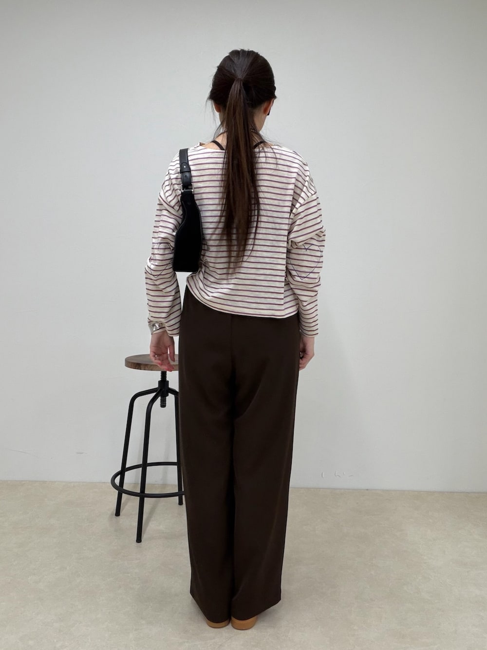 ピンク系のTシャツ/カットソー、ブラウン系のその他パンツ、シルバー系のスニーカーを着用したレディースの春コーディネートの3枚目の写真