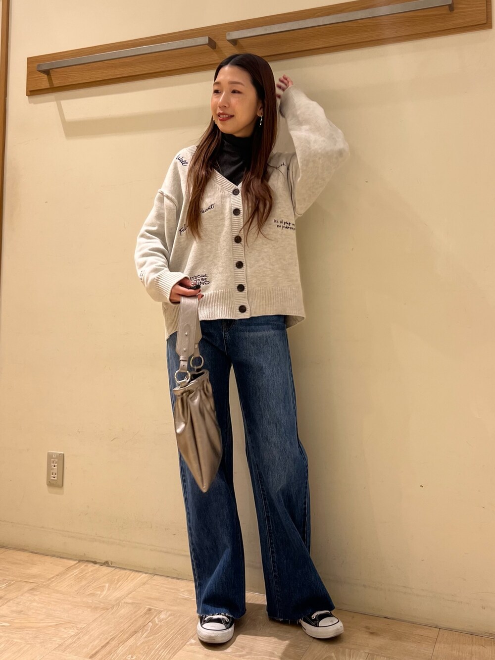 ホワイト系のカーディガン/ボレロ、ブルー系のデニムパンツ、その他のショルダーバッグを着用したレディースの冬コーディネートの2枚目の写真