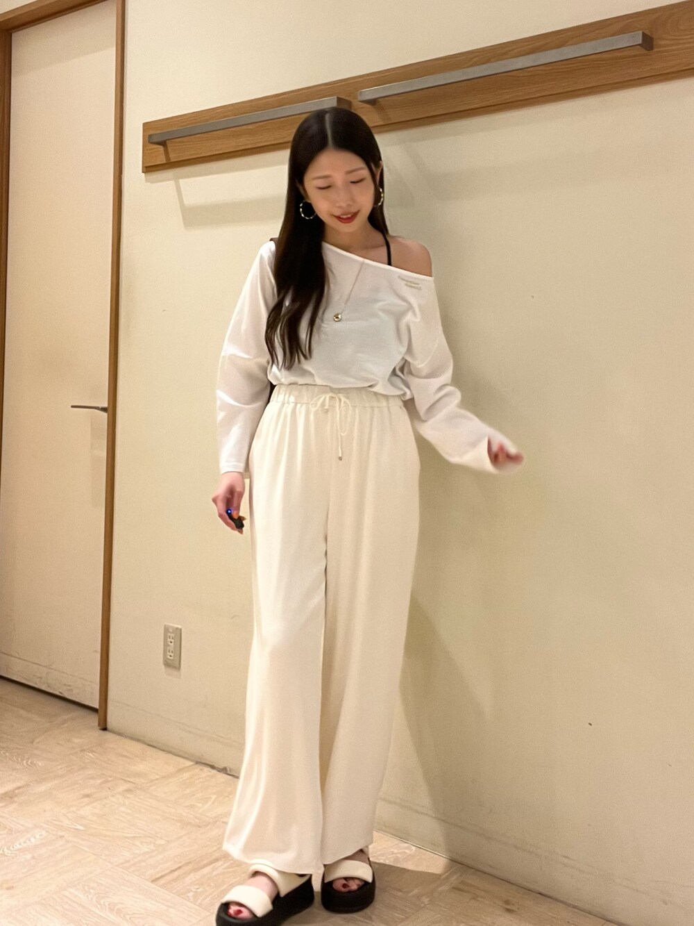 ホワイト系のTシャツ/カットソー、ホワイト系のその他パンツ、ブラウン系のショルダーバッグを着用したレディースの春コーディネートの4枚目の写真