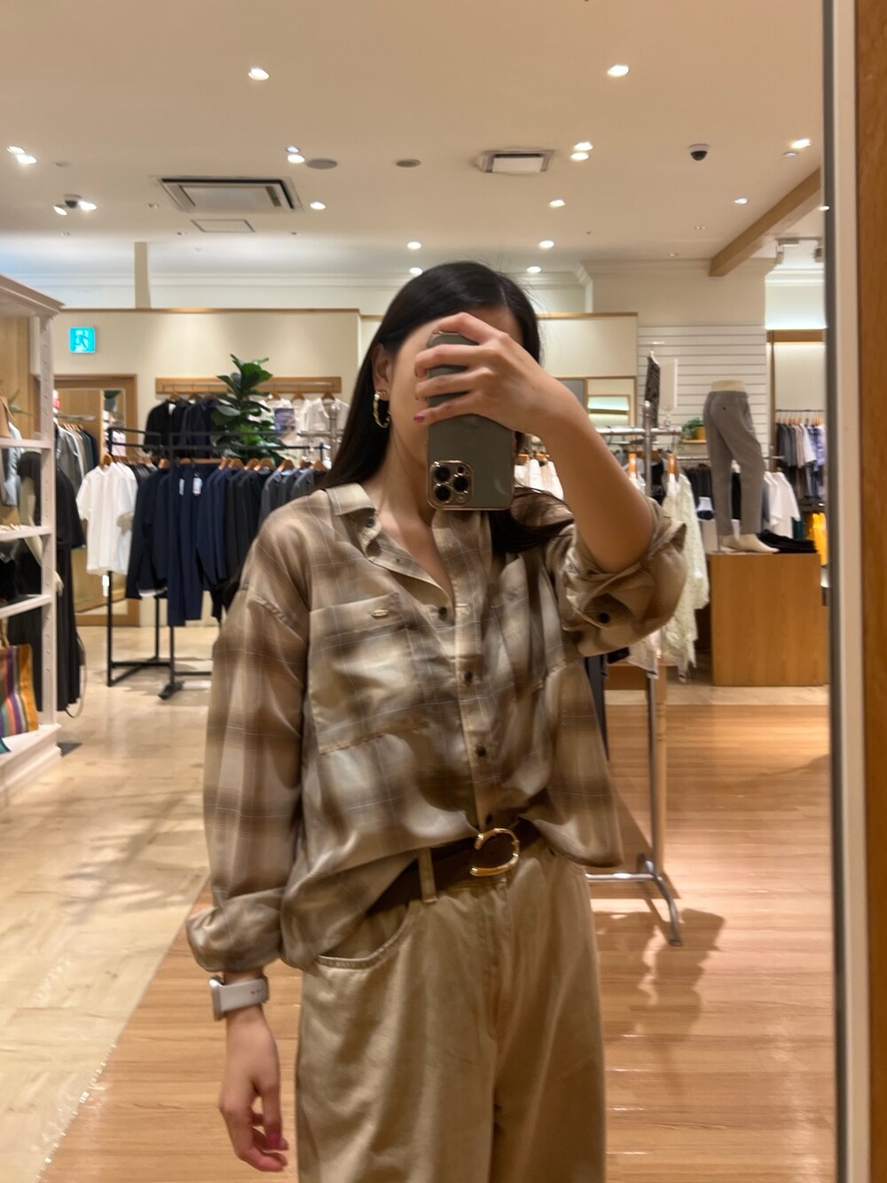 ベージュ系のデニムパンツ、ベージュ系のシャツ/ブラウス、ブラウン系のベルトを着用したレディースの夏コーディネートの2枚目の写真