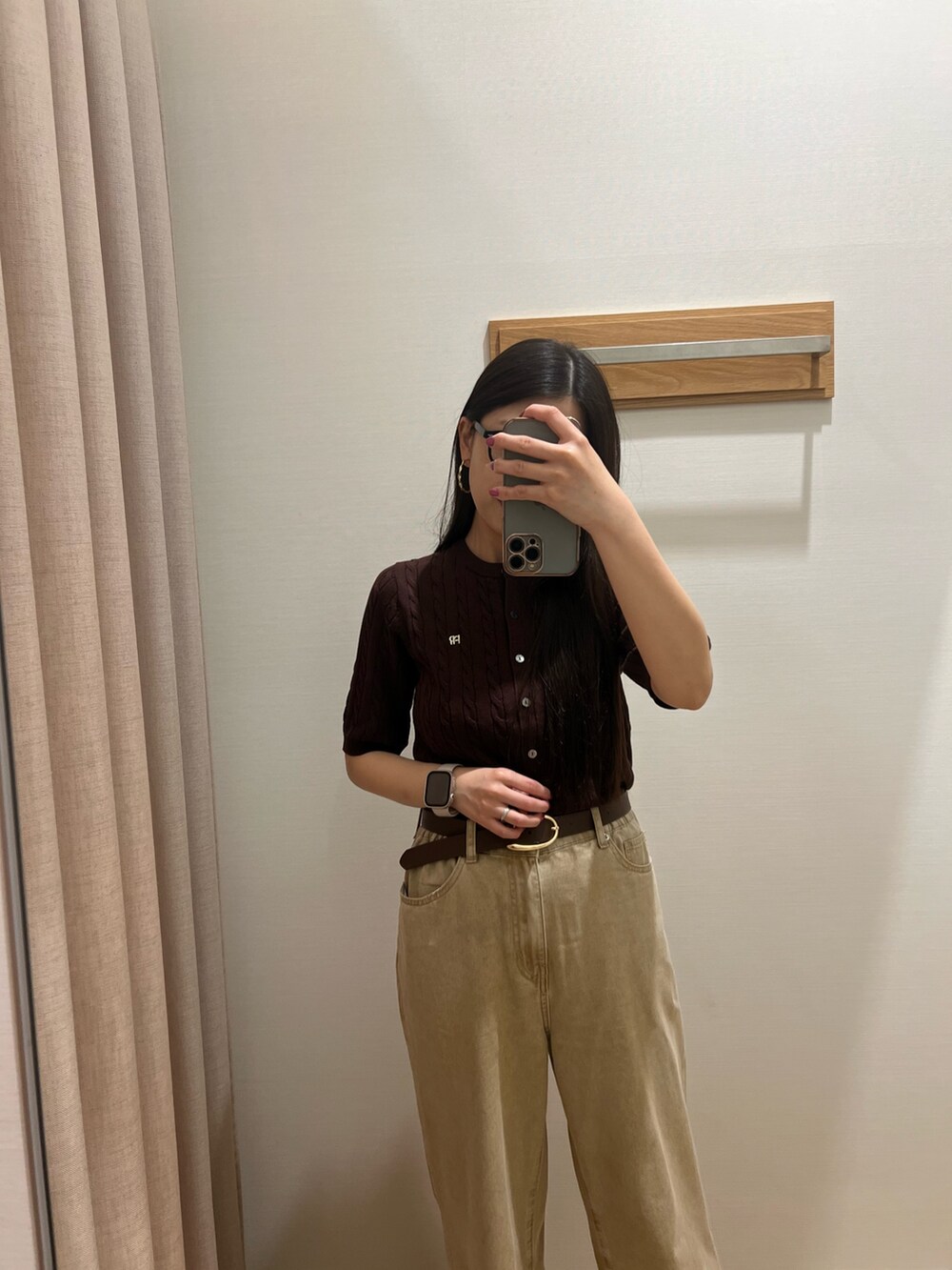 ベージュ系のデニムパンツ、ブラウン系のカーディガン/ボレロ、ブラウン系のベルトを着用したレディースの夏コーディネートの4枚目の写真