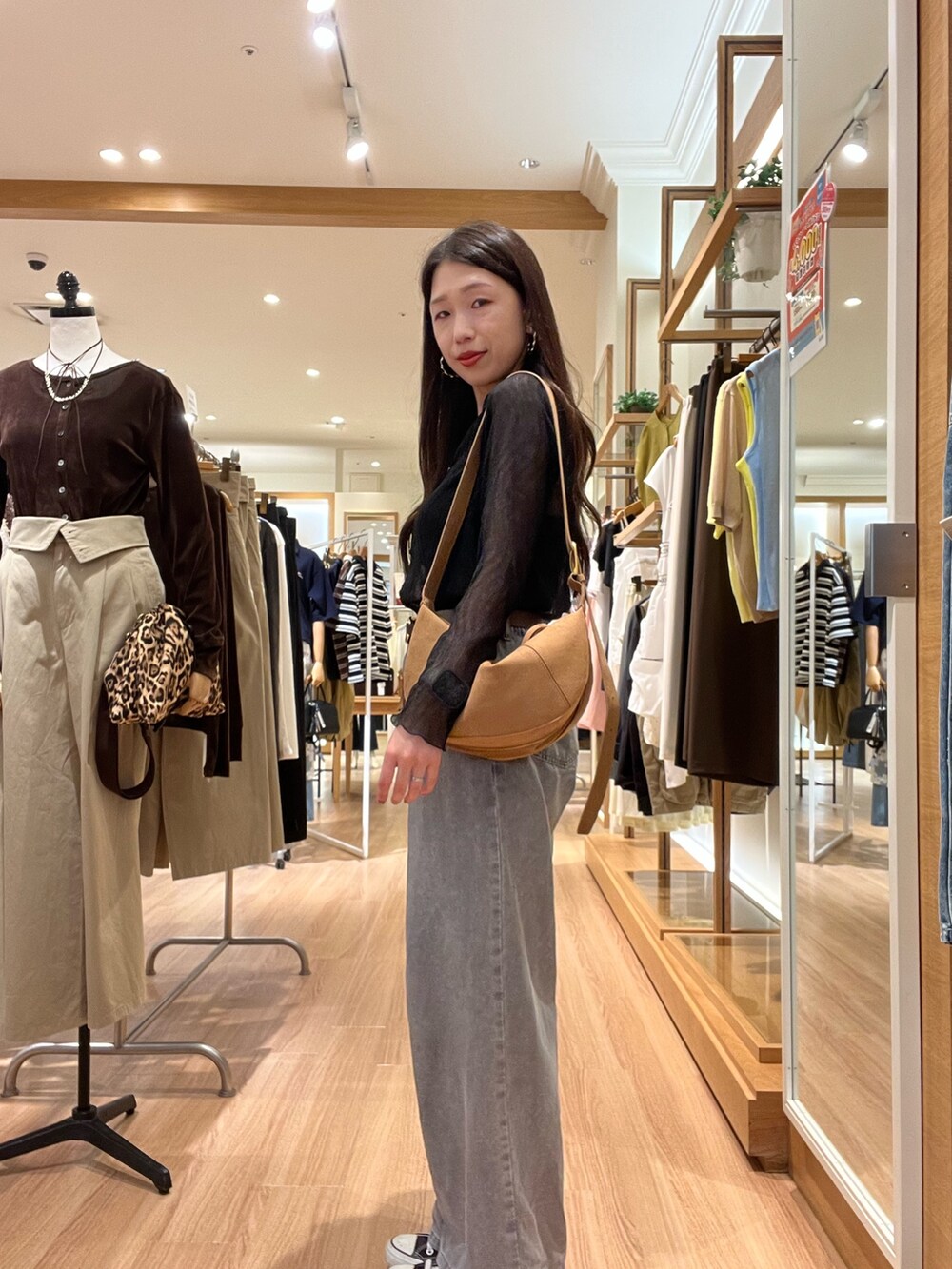 ブラック系のシャツ/ブラウス、ベージュ系のデニムパンツ、イエロー系のショルダーバッグを着用したレディースの秋コーディネートの6枚目の写真