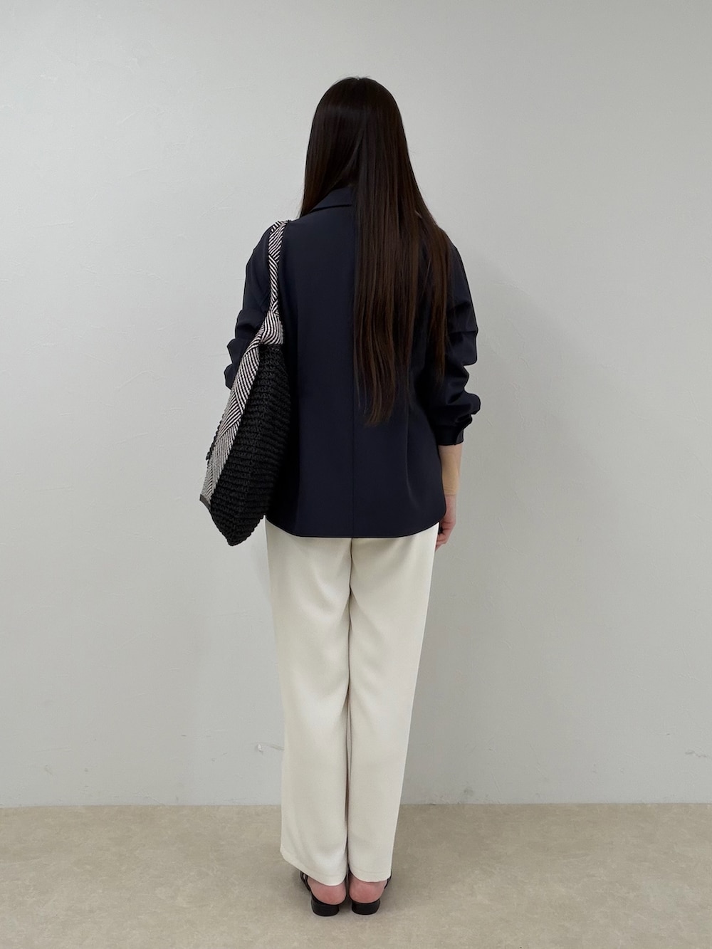 ブルー系のシャツ/ブラウス、ホワイト系のその他パンツ、ブラック系のトートバッグを着用したレディースの春コーディネートの3枚目の写真