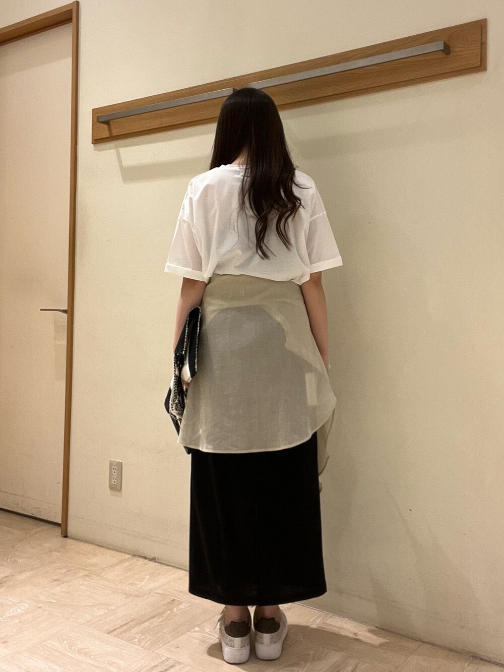 ホワイト系のTシャツ/カットソー、ブラック系のトートバッグ、ブラック系のスカートを着用したレディースの夏コーディネートの5枚目の写真