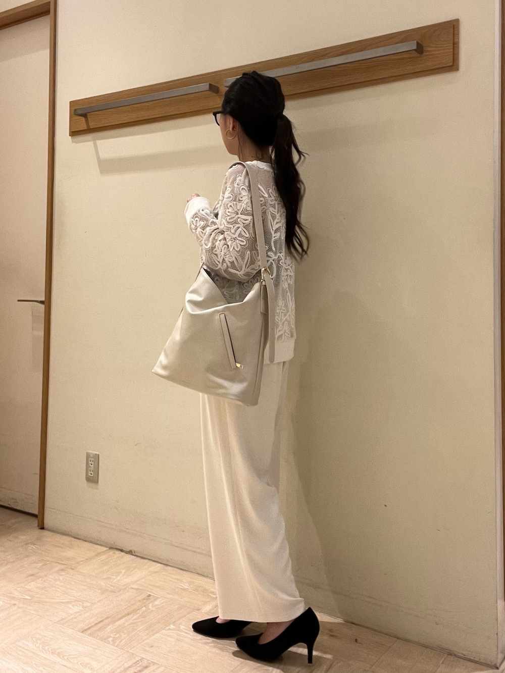 ホワイト系のカーディガン/ボレロ、ホワイト系のその他パンツ、ホワイト系のショルダーバッグを着用したレディースの春コーディネートの3枚目の写真