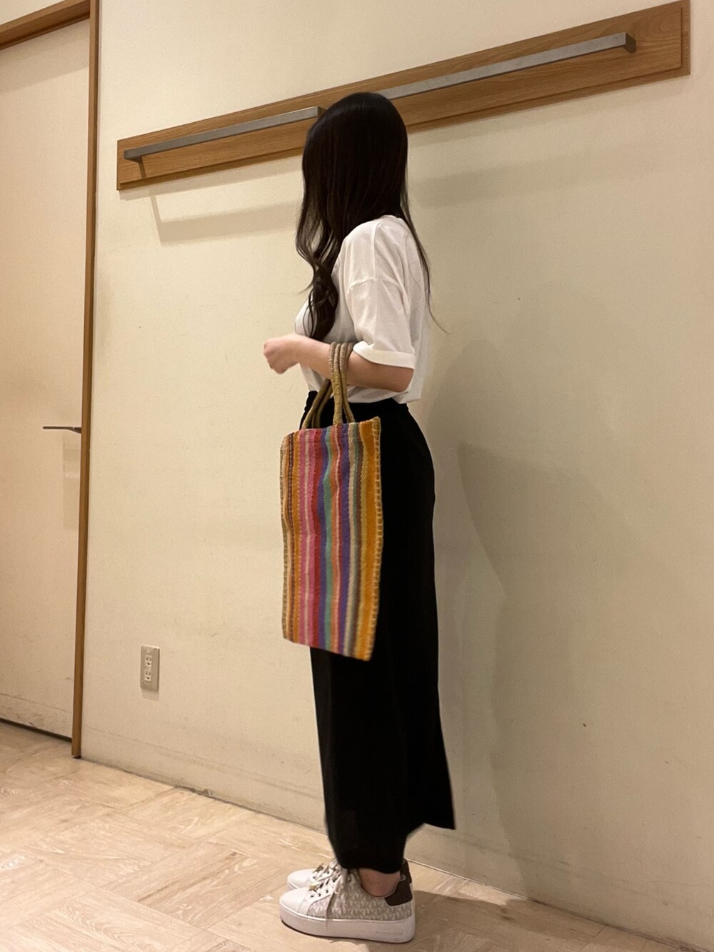 その他のトートバッグ、ホワイト系のTシャツ/カットソー、ブラック系のスカートを着用したレディースの春コーディネートの3枚目の写真