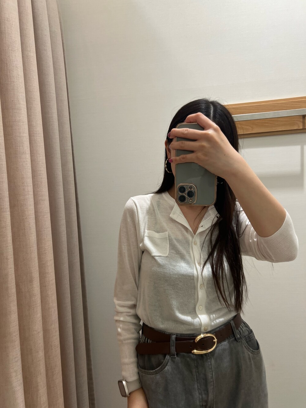 ホワイト系のカーディガン/ボレロ、ベージュ系のデニムパンツ、ブラウン系のベルトを着用したレディースの夏コーディネートの5枚目の写真