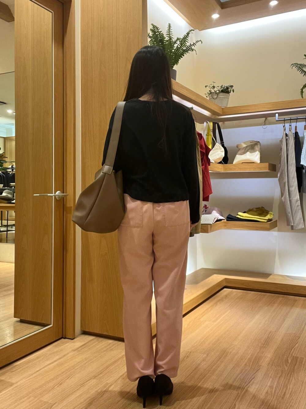 ブラック系のTシャツ/カットソー、ピンク系のその他パンツを着用したレディースの夏コーディネートの3枚目の写真