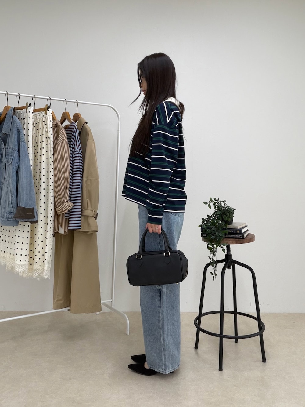 ブルー系のTシャツ/カットソー、ブラック系のボストンバッグを着用したレディースの夏コーディネートの2枚目の写真