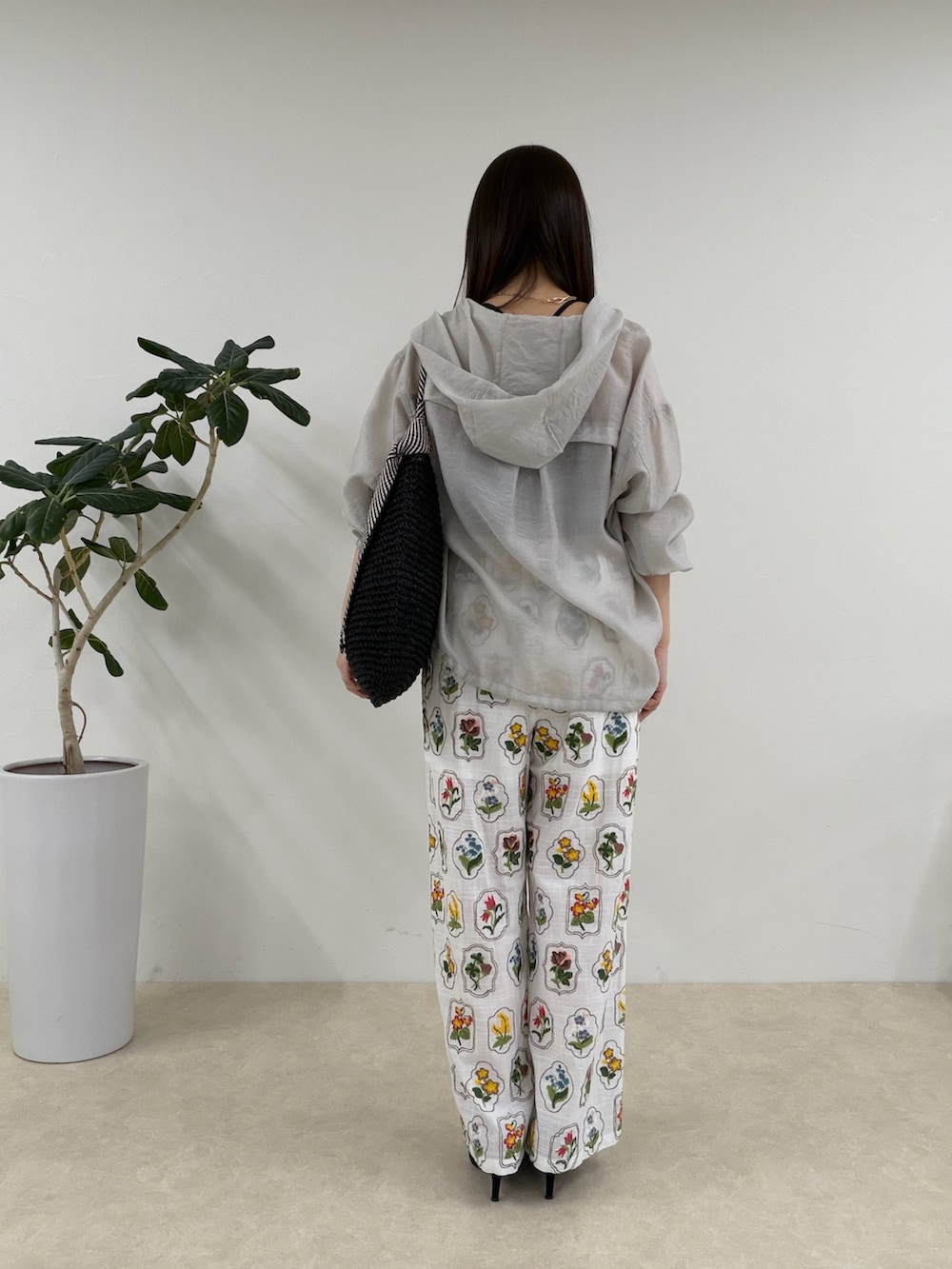 ベージュ系のシャツ/ブラウス、ブラック系のトートバッグ、ホワイト系のその他パンツを着用したレディースの春コーディネートの3枚目の写真