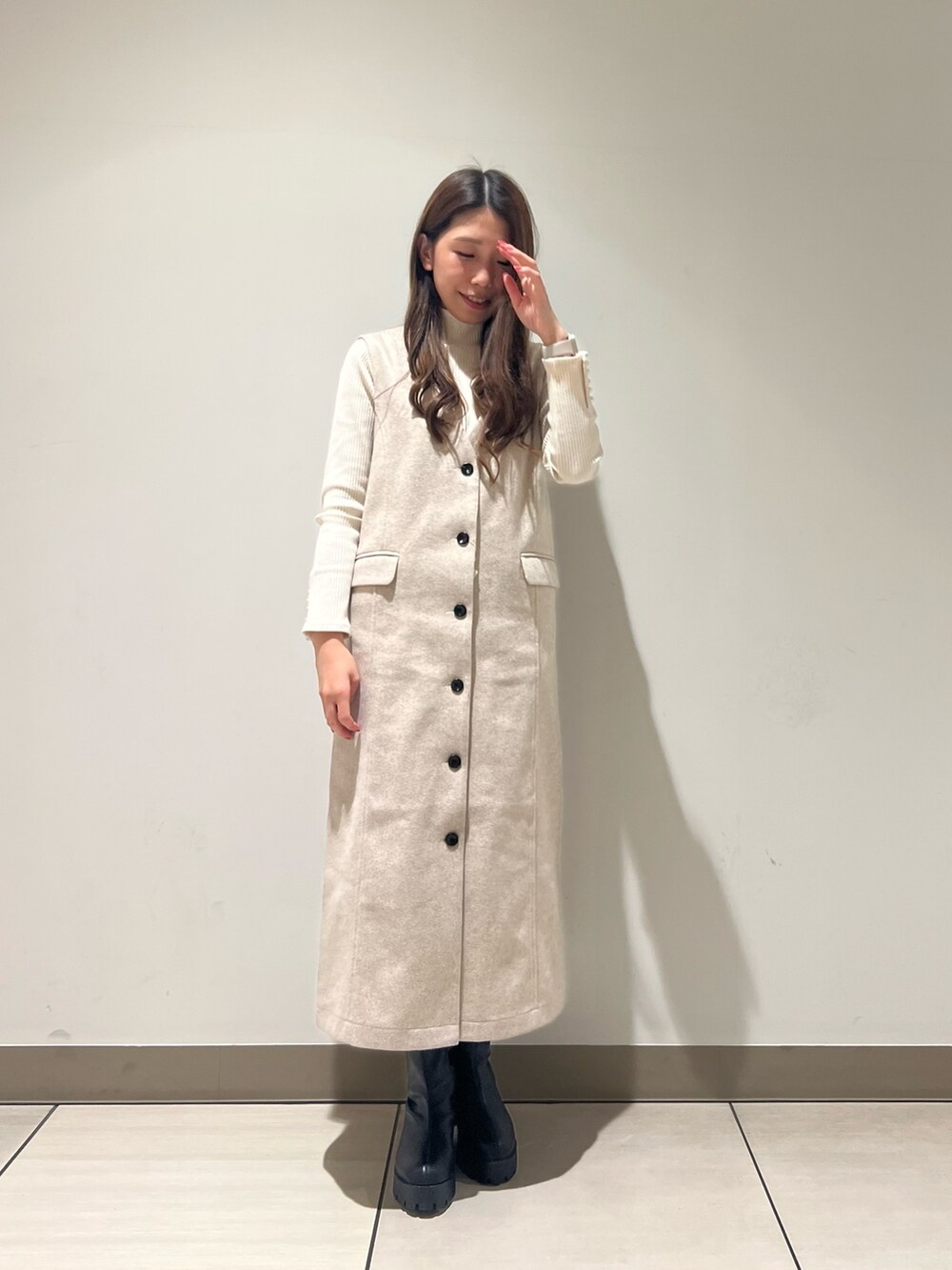 ホワイト系のTシャツ/カットソー、ホワイト系のジャンパースカートを着用したレディースの冬コーディネートの2枚目の写真