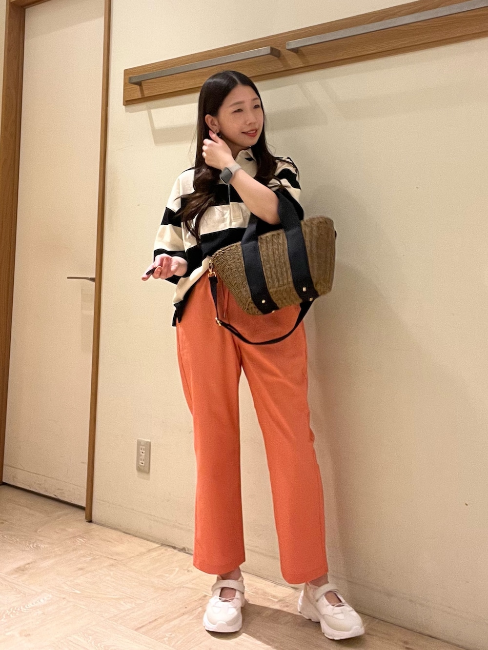 グレー系のTシャツ/カットソー、ピンク系のその他パンツ、ホワイト系のスニーカーを着用したレディースの夏コーディネートの2枚目の写真