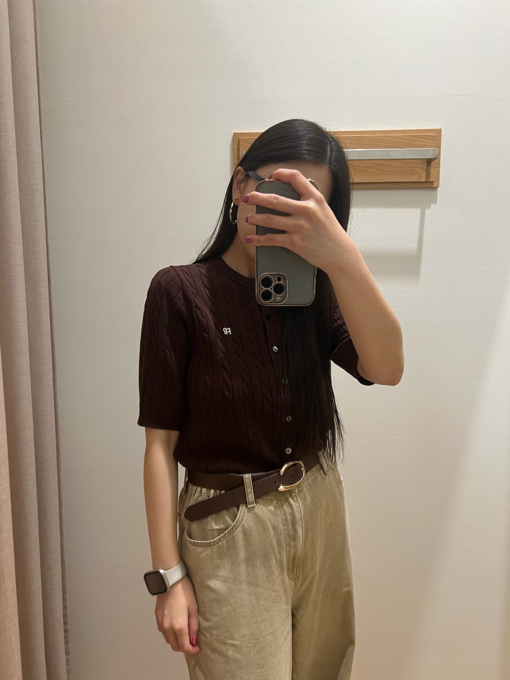 ベージュ系のデニムパンツ、ブラウン系のカーディガン/ボレロ、ブラウン系のベルトを着用したレディースの夏コーディネートの3枚目の写真