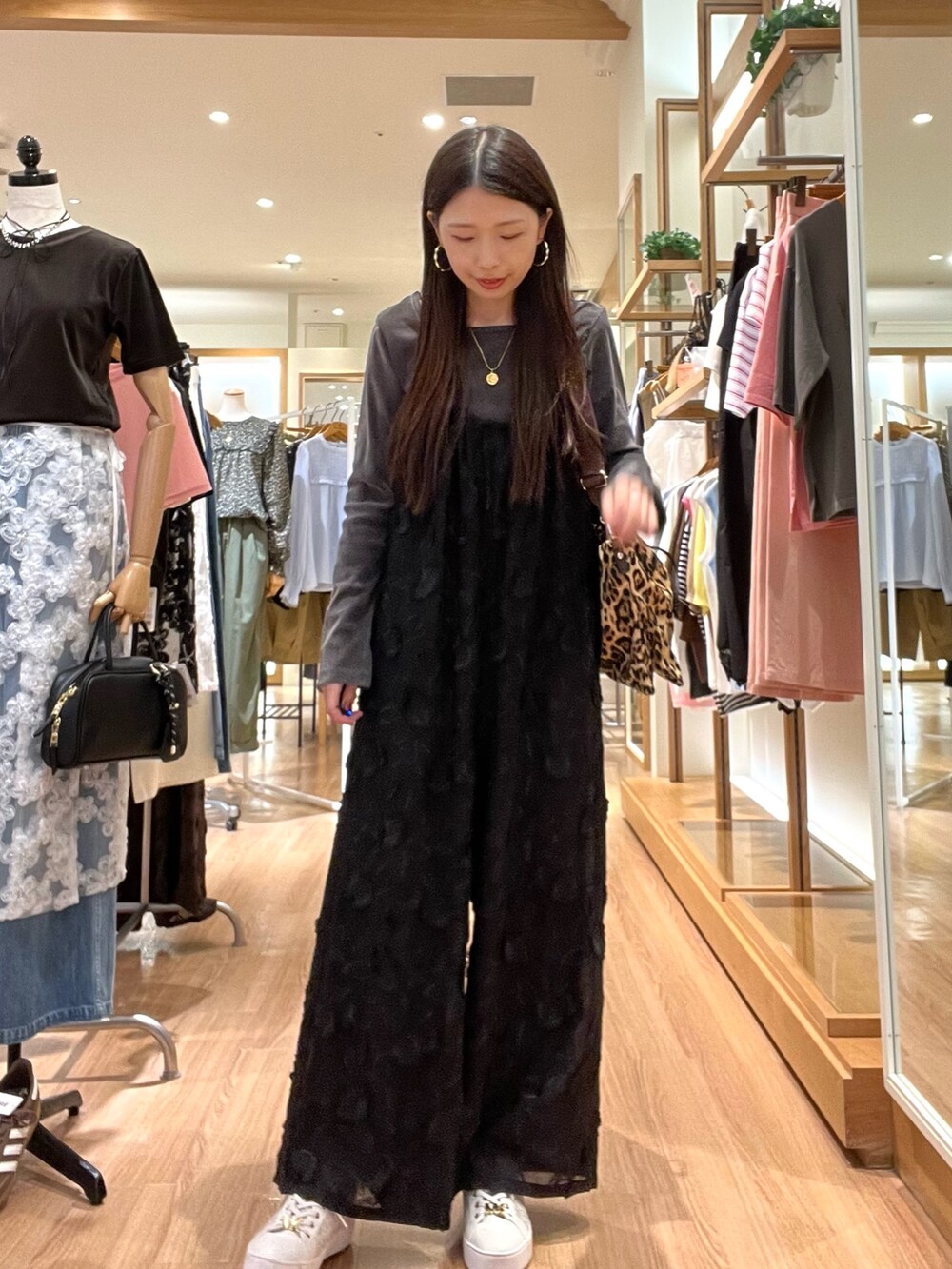 ブラウン系のTシャツ/カットソー、ブラック系のサロペット/オーバーオール、ブラウン系のショルダーバッグを着用したレディースの秋コーディネートの6枚目の写真