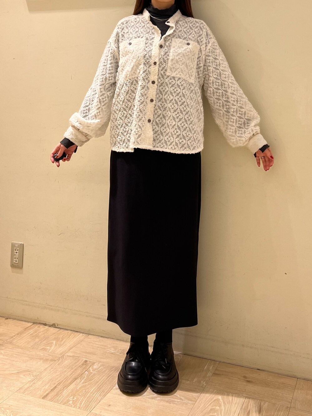 ホワイト系のシャツ/ブラウスを着用したレディースの春コーディネートの5枚目の写真