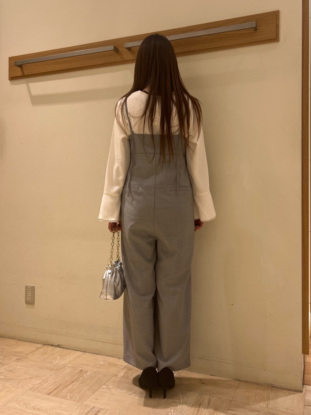 グレー系のつなぎ/オールインワン、シルバー系のショルダーバッグ、ホワイト系のシャツ/ブラウスを着用したレディースの春コーディネートの4枚目の写真