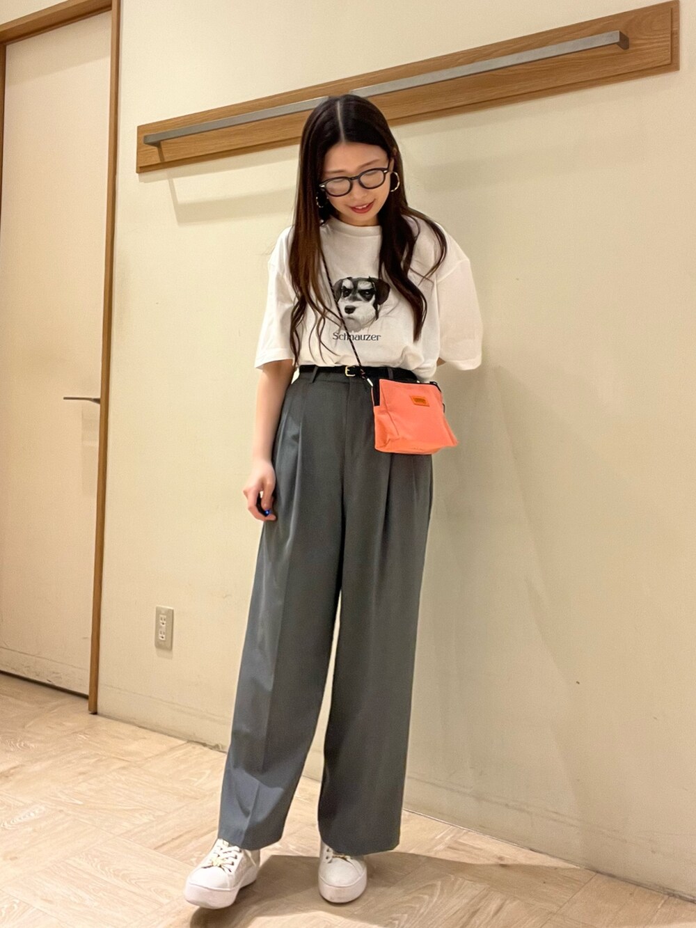 ピンク系のショルダーバッグ、ホワイト系のTシャツ/カットソー、グレー系のスラックスを着用したレディースの夏コーディネートの5枚目の写真