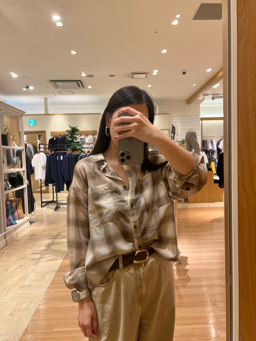 ベージュ系のデニムパンツ、ベージュ系のシャツ/ブラウス、ブラウン系のベルトを着用したレディースの夏コーディネートの3枚目の写真