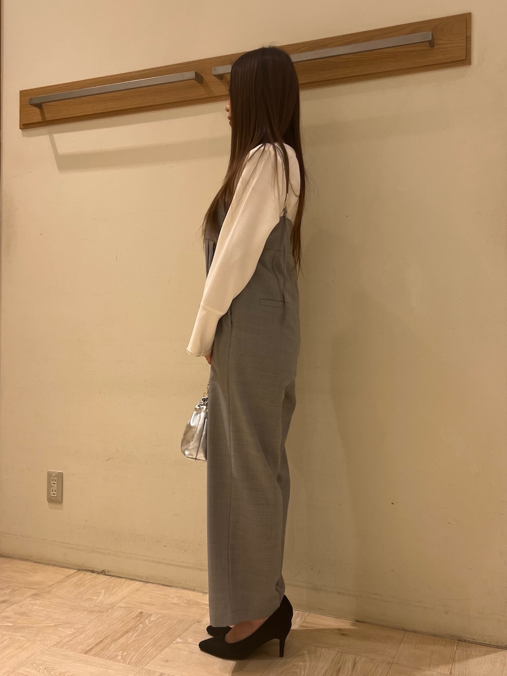 グレー系のつなぎ/オールインワン、シルバー系のショルダーバッグ、ホワイト系のシャツ/ブラウスを着用したレディースの春コーディネートの3枚目の写真