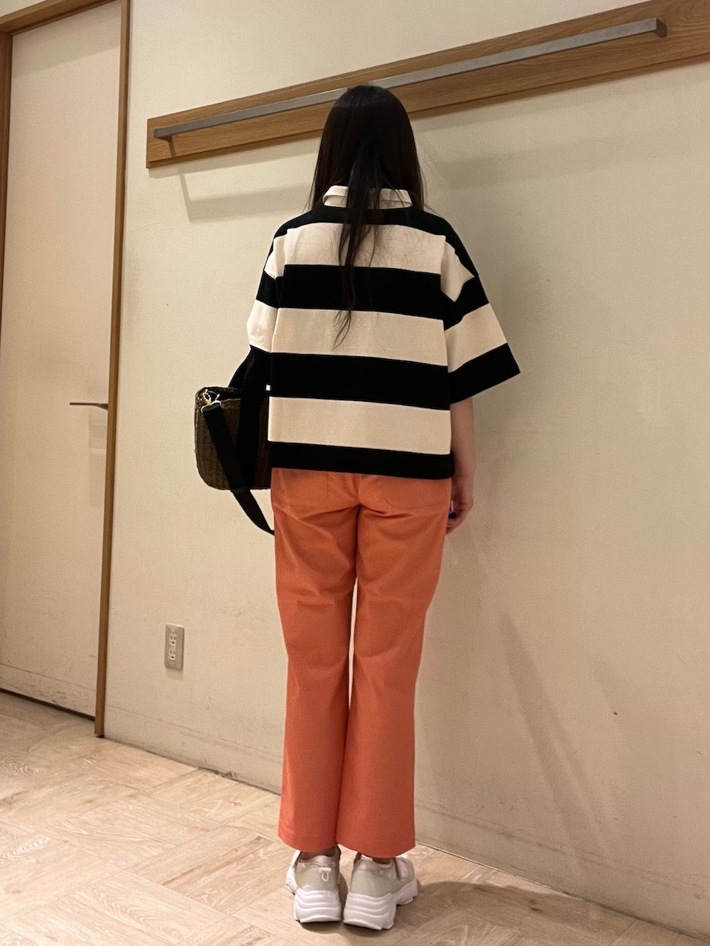 グレー系のTシャツ/カットソー、ピンク系のその他パンツ、ホワイト系のスニーカーを着用したレディースの夏コーディネートの7枚目の写真