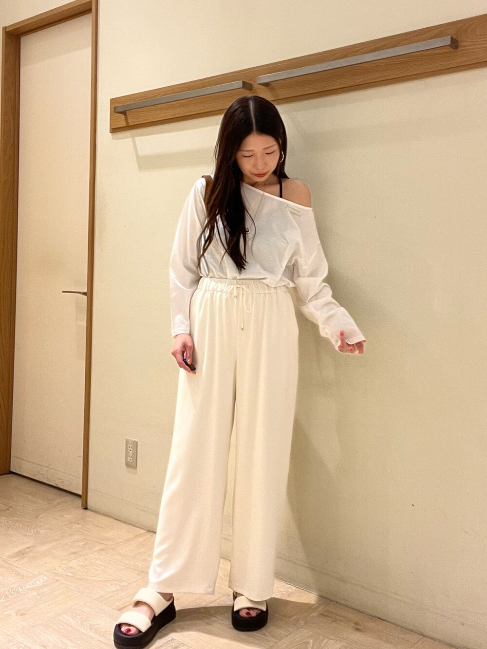 ホワイト系のTシャツ/カットソー、ホワイト系のその他パンツ、ブラウン系のショルダーバッグを着用したレディースの春コーディネートの5枚目の写真