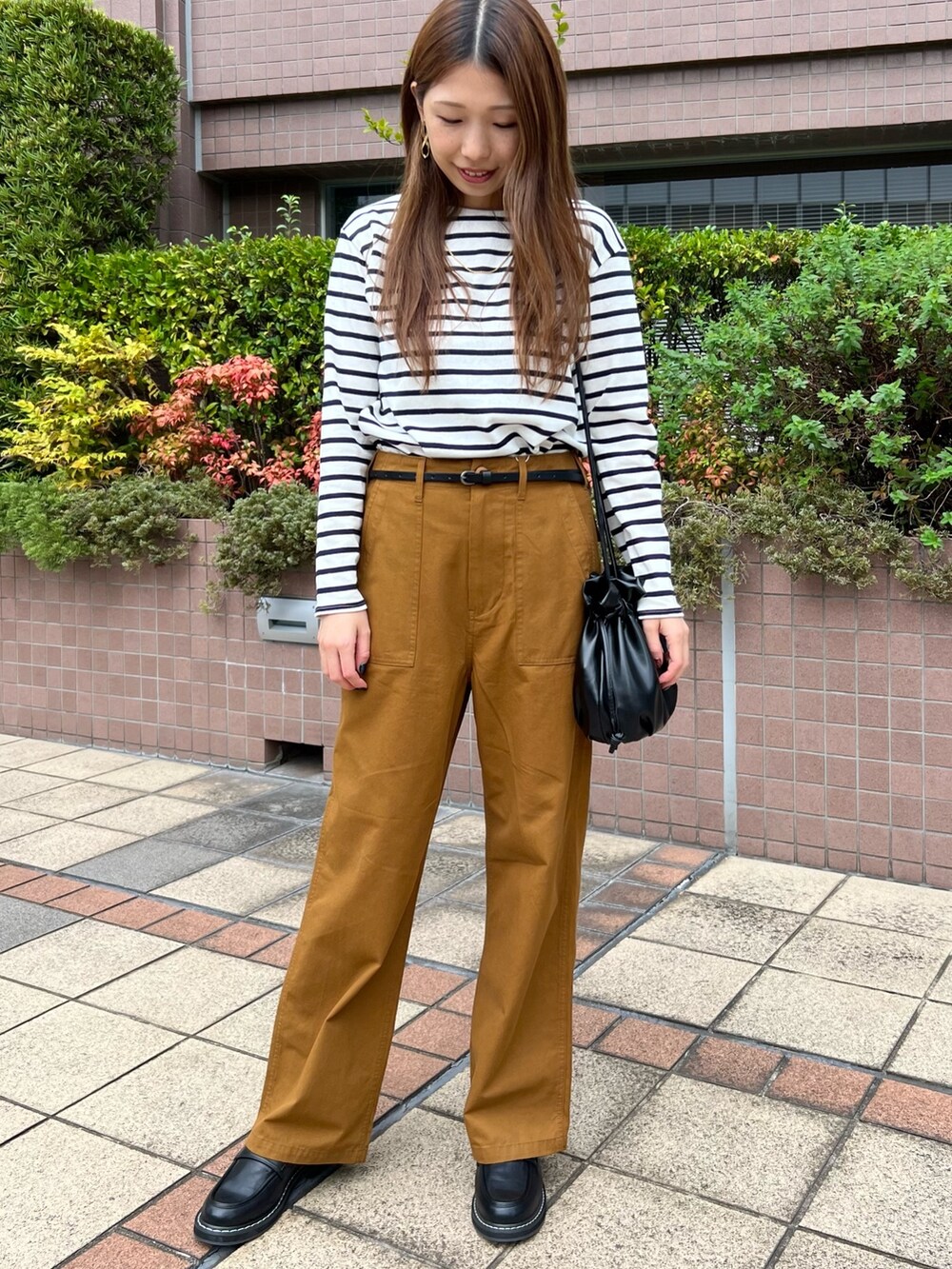 ブルー系のTシャツ/カットソー、ブラウン系のその他パンツ、ブラック系のローファーを着用したレディースの秋コーディネートの2枚目の写真