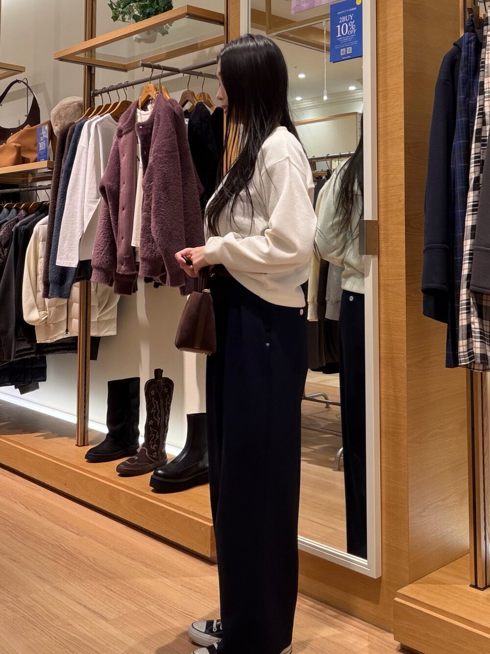 ホワイト系のTシャツ/カットソー、グレー系のその他パンツを着用したレディースの冬コーディネートの2枚目の写真