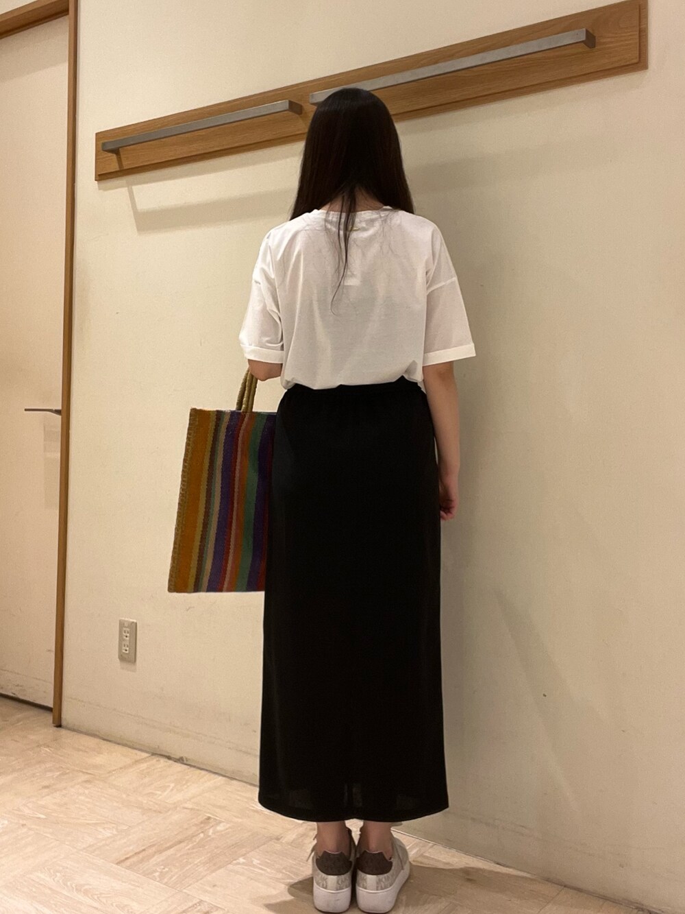 その他のトートバッグ、ホワイト系のTシャツ/カットソー、ブラック系のスカートを着用したレディースの春コーディネートの4枚目の写真