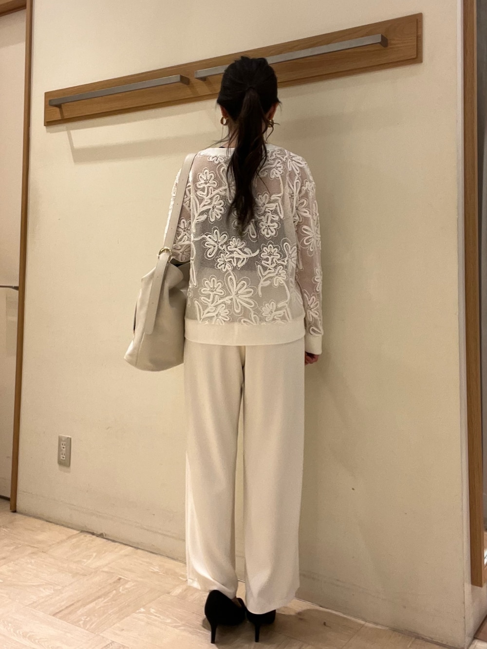 ホワイト系のカーディガン/ボレロ、ホワイト系のその他パンツ、ホワイト系のショルダーバッグを着用したレディースの春コーディネートの4枚目の写真
