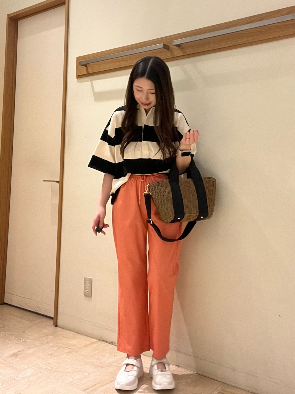 グレー系のTシャツ/カットソー、ピンク系のその他パンツ、ホワイト系のスニーカーを着用したレディースの夏コーディネートの3枚目の写真