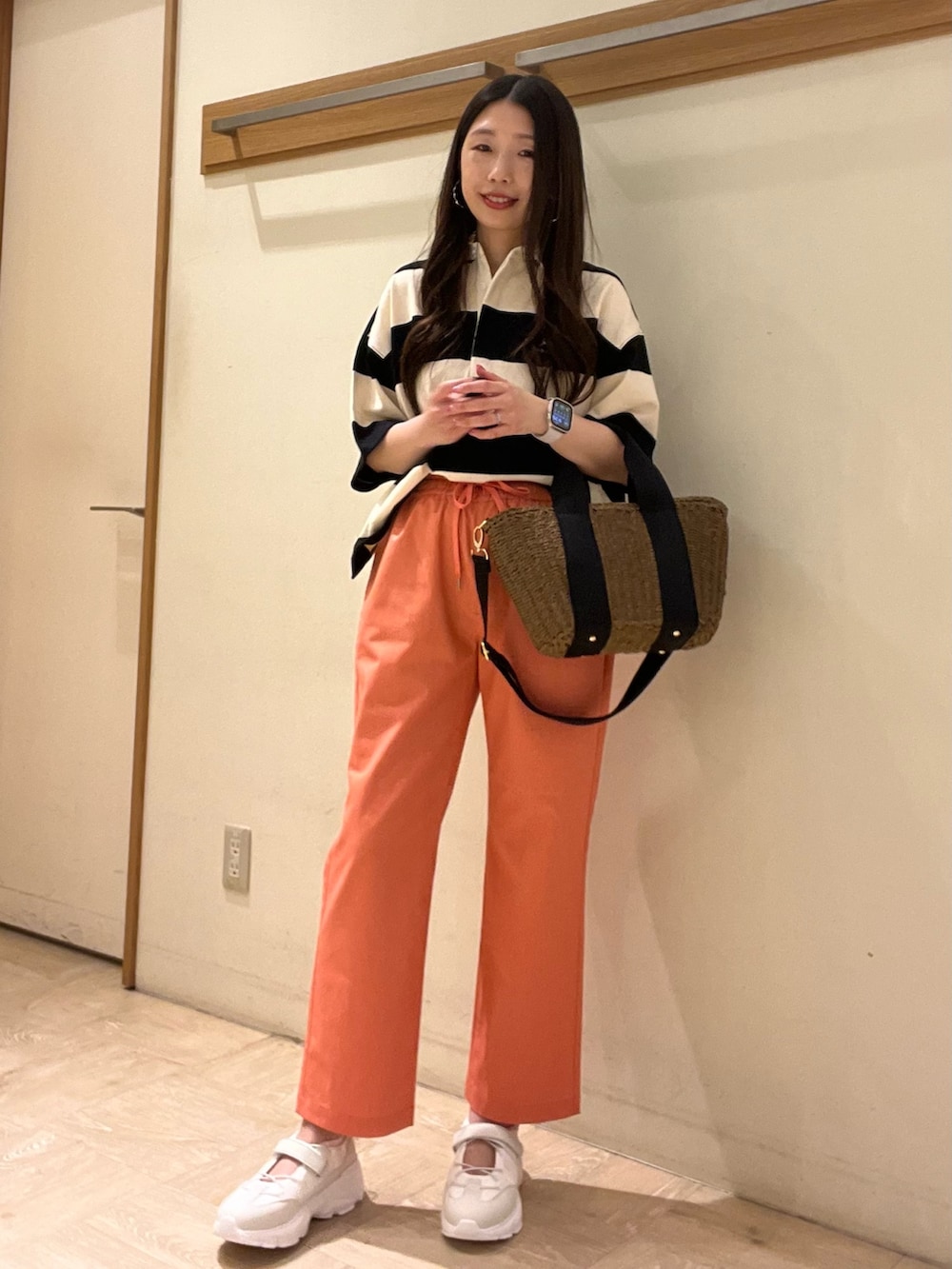 グレー系のTシャツ/カットソー、ピンク系のその他パンツ、ホワイト系のスニーカーを着用したレディースの夏コーディネートの5枚目の写真