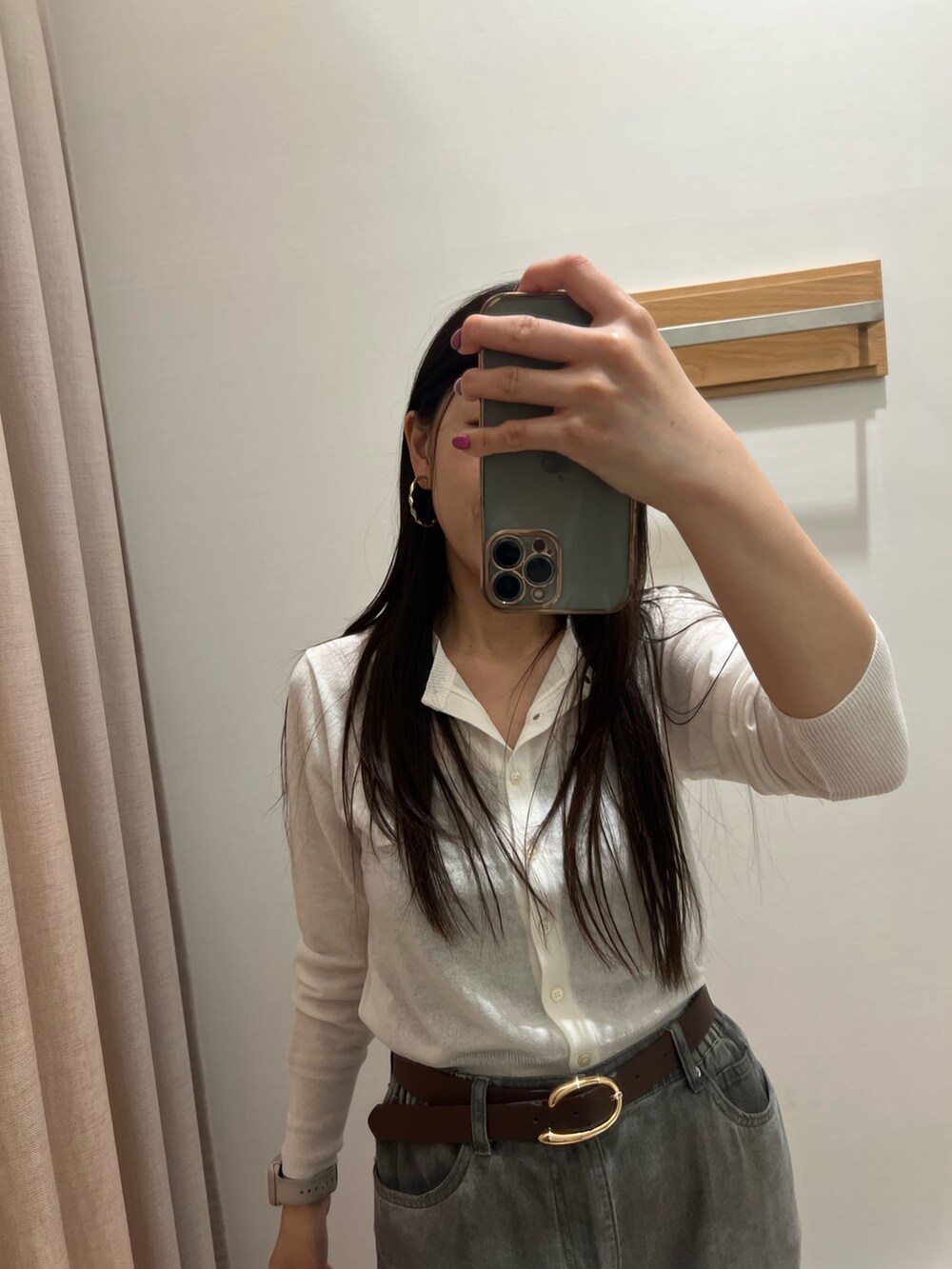 ホワイト系のカーディガン/ボレロ、ベージュ系のデニムパンツ、ブラウン系のベルトを着用したレディースの夏コーディネートの2枚目の写真