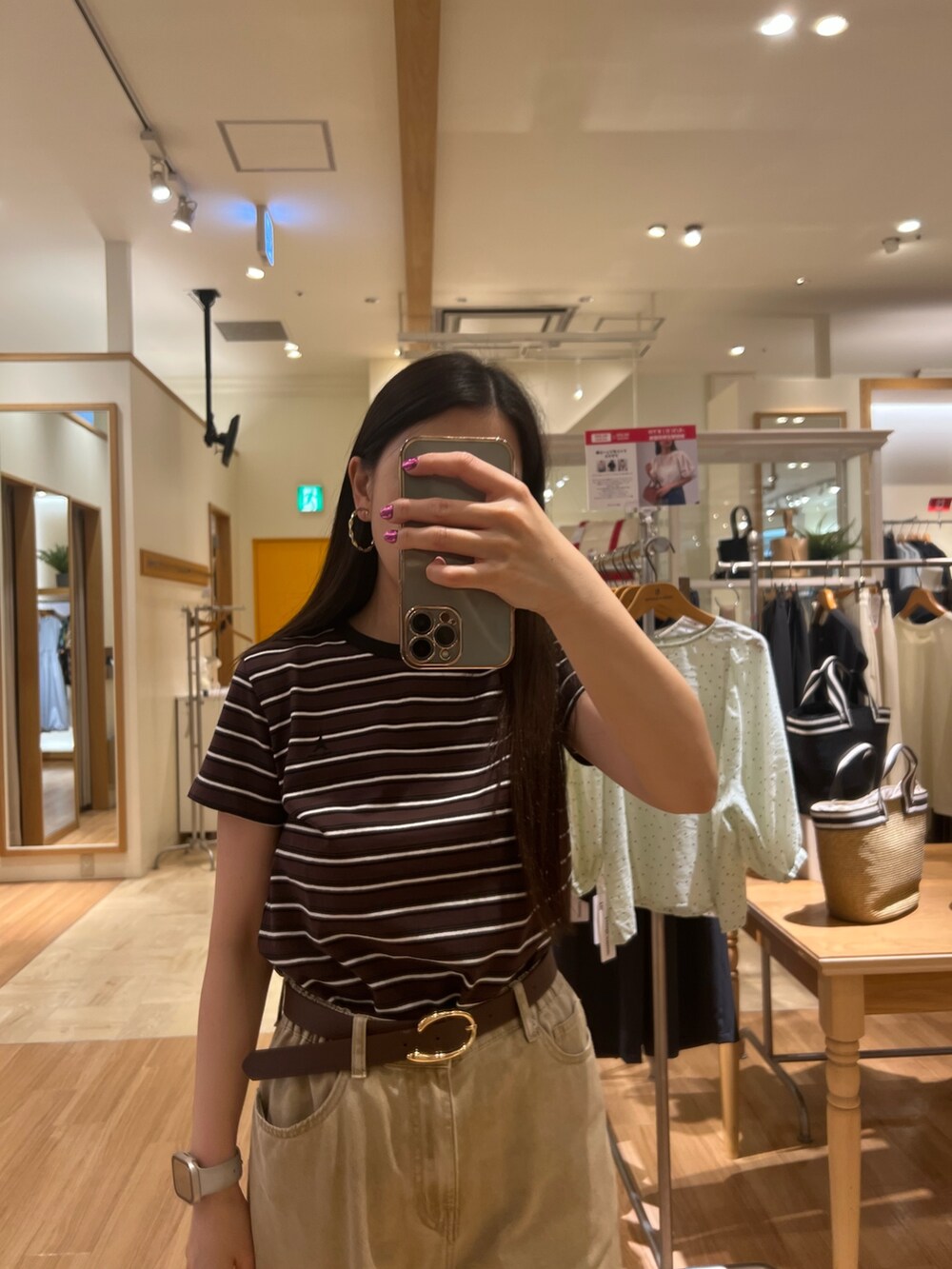 ベージュ系のTシャツ/カットソー、ベージュ系のデニムパンツ、ブラウン系のベルトを着用したレディースの夏コーディネートの3枚目の写真