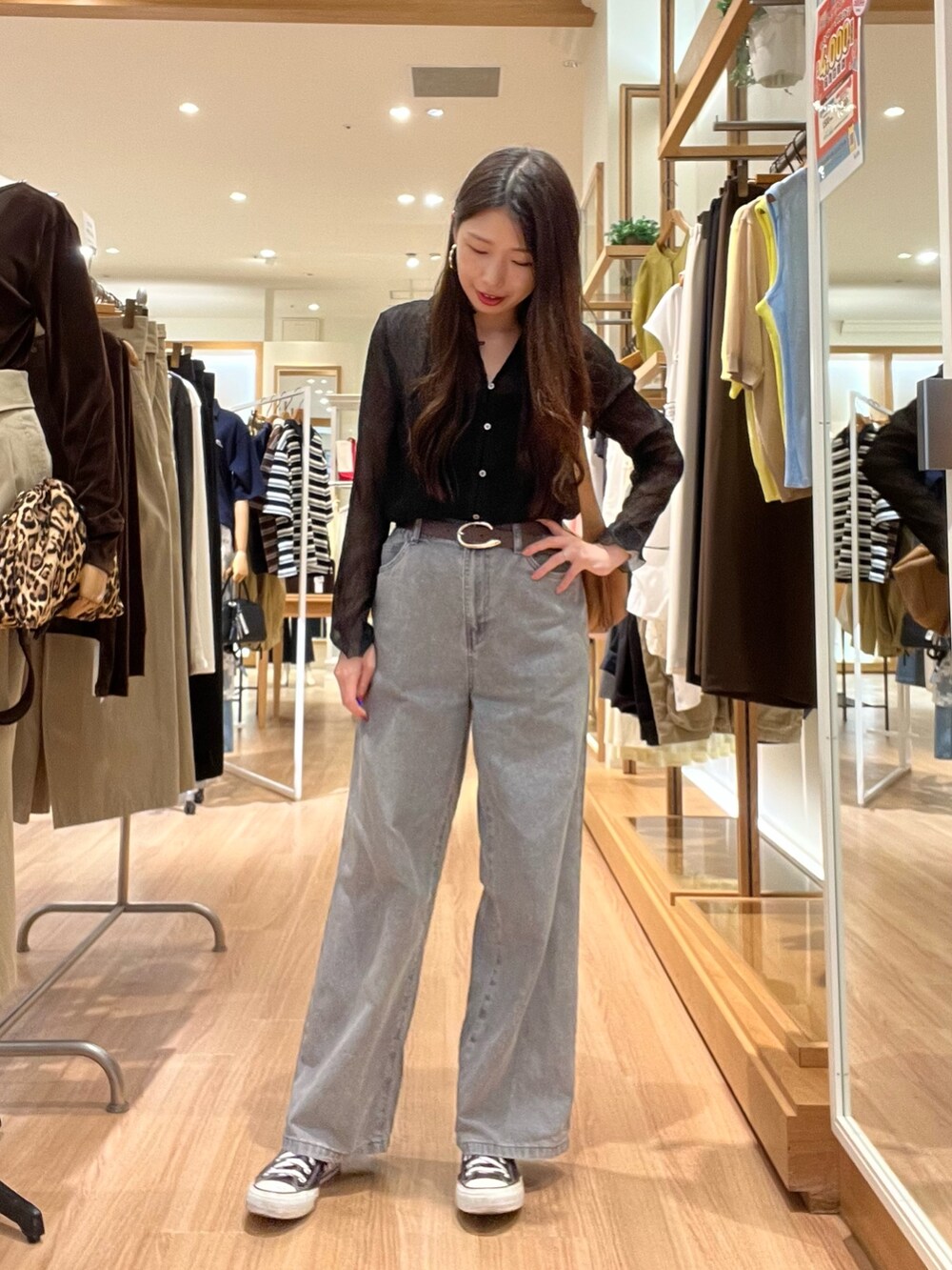 ブラック系のシャツ/ブラウス、ベージュ系のデニムパンツ、イエロー系のショルダーバッグを着用したレディースの秋コーディネートの2枚目の写真