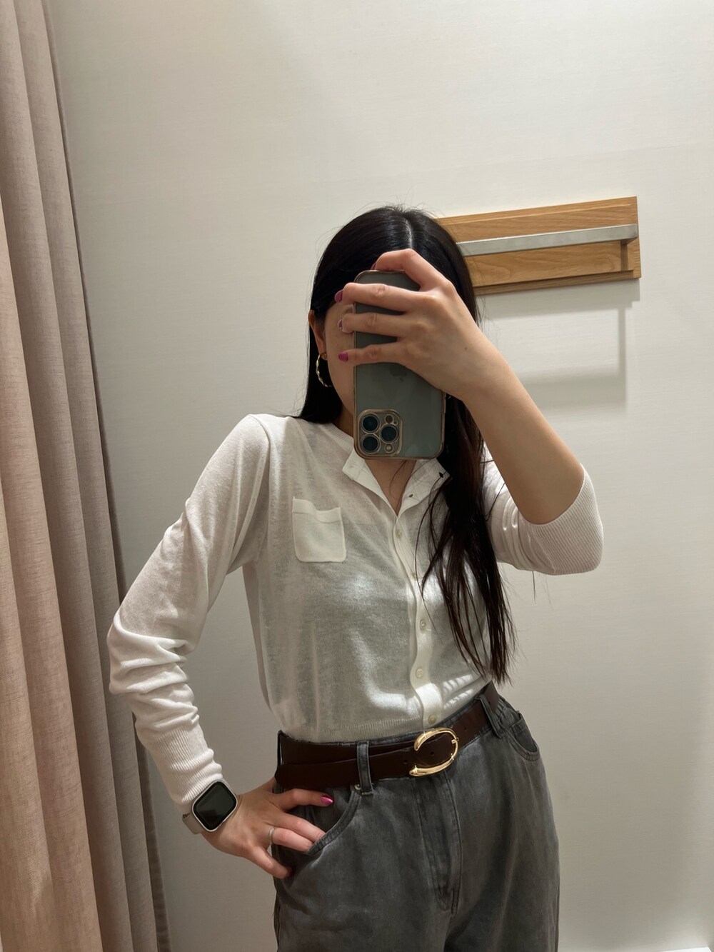 ホワイト系のカーディガン/ボレロ、ベージュ系のデニムパンツ、ブラウン系のベルトを着用したレディースの夏コーディネートの6枚目の写真