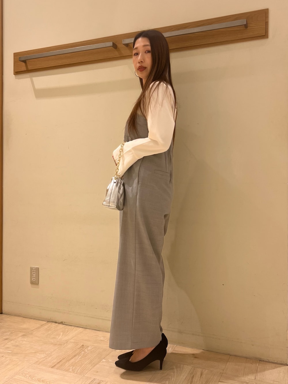 グレー系のつなぎ/オールインワン、シルバー系のショルダーバッグ、ホワイト系のシャツ/ブラウスを着用したレディースの春コーディネートの2枚目の写真