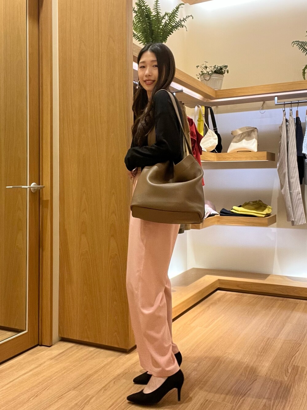 ブラック系のTシャツ/カットソー、ピンク系のその他パンツを着用したレディースの夏コーディネートの2枚目の写真