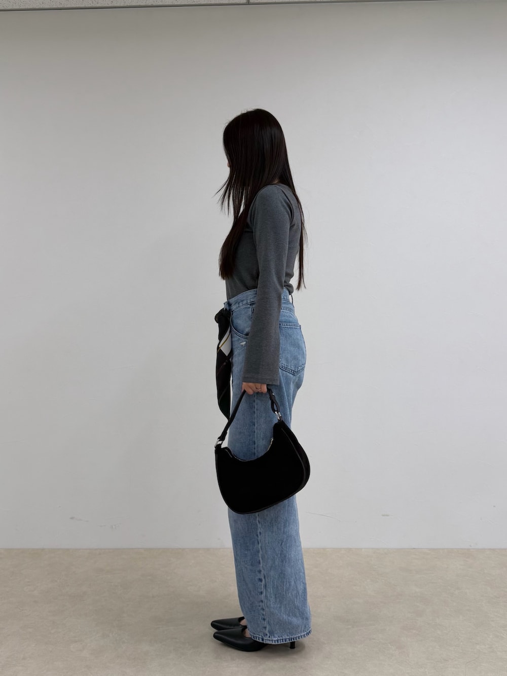 グレー系のTシャツ/カットソー、グリーン系のバンダナ/スカーフを着用したレディースの秋コーディネートの3枚目の写真