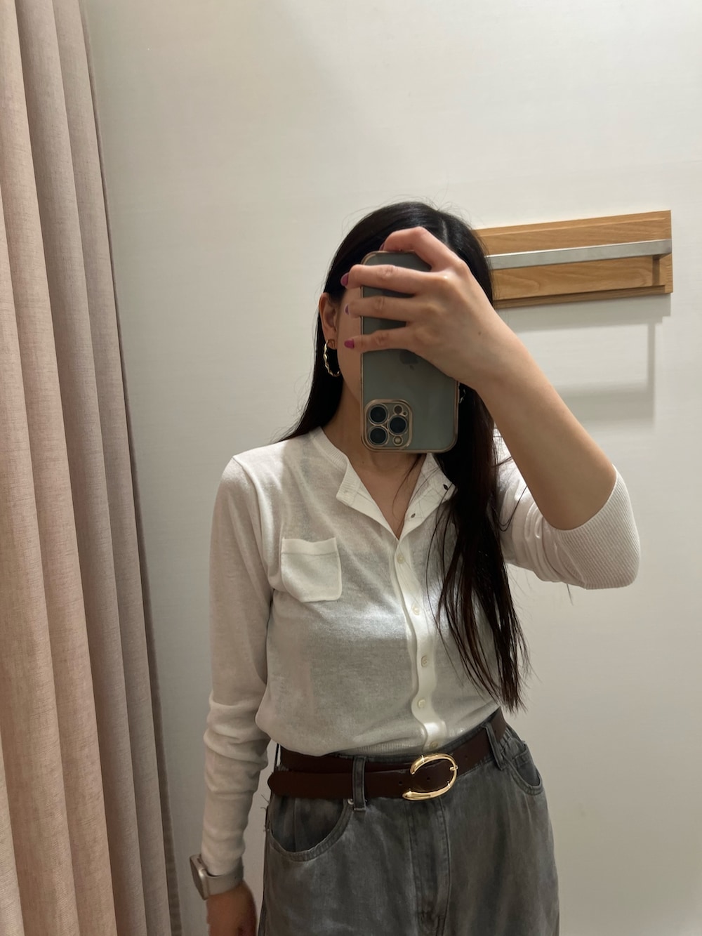 ホワイト系のカーディガン/ボレロ、ベージュ系のデニムパンツ、ブラウン系のベルトを着用したレディースの夏コーディネートの7枚目の写真