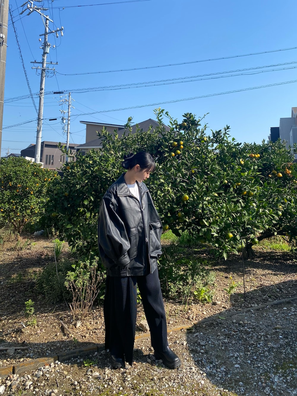 ブラック系のジャケット/アウター、ブラック系のパンツ、ブラック系のブーツを着用したレディースの秋コーディネートの5枚目の写真