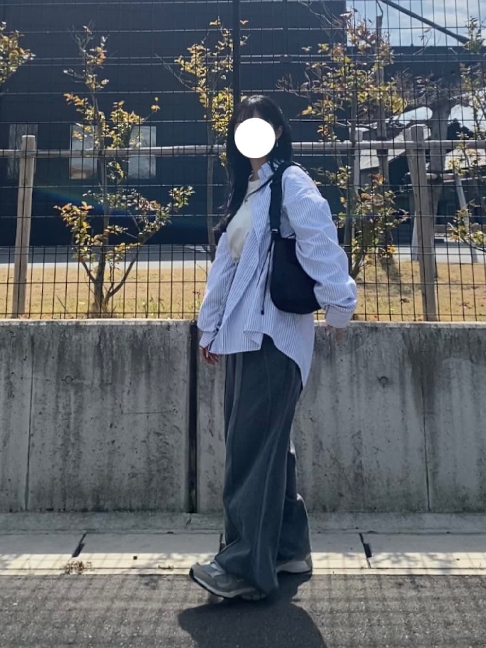 グレー系のスウェットパンツ、グレー系のスニーカー、ブルー系のシャツ/ブラウスを着用したレディースの春コーディネートの4枚目の写真